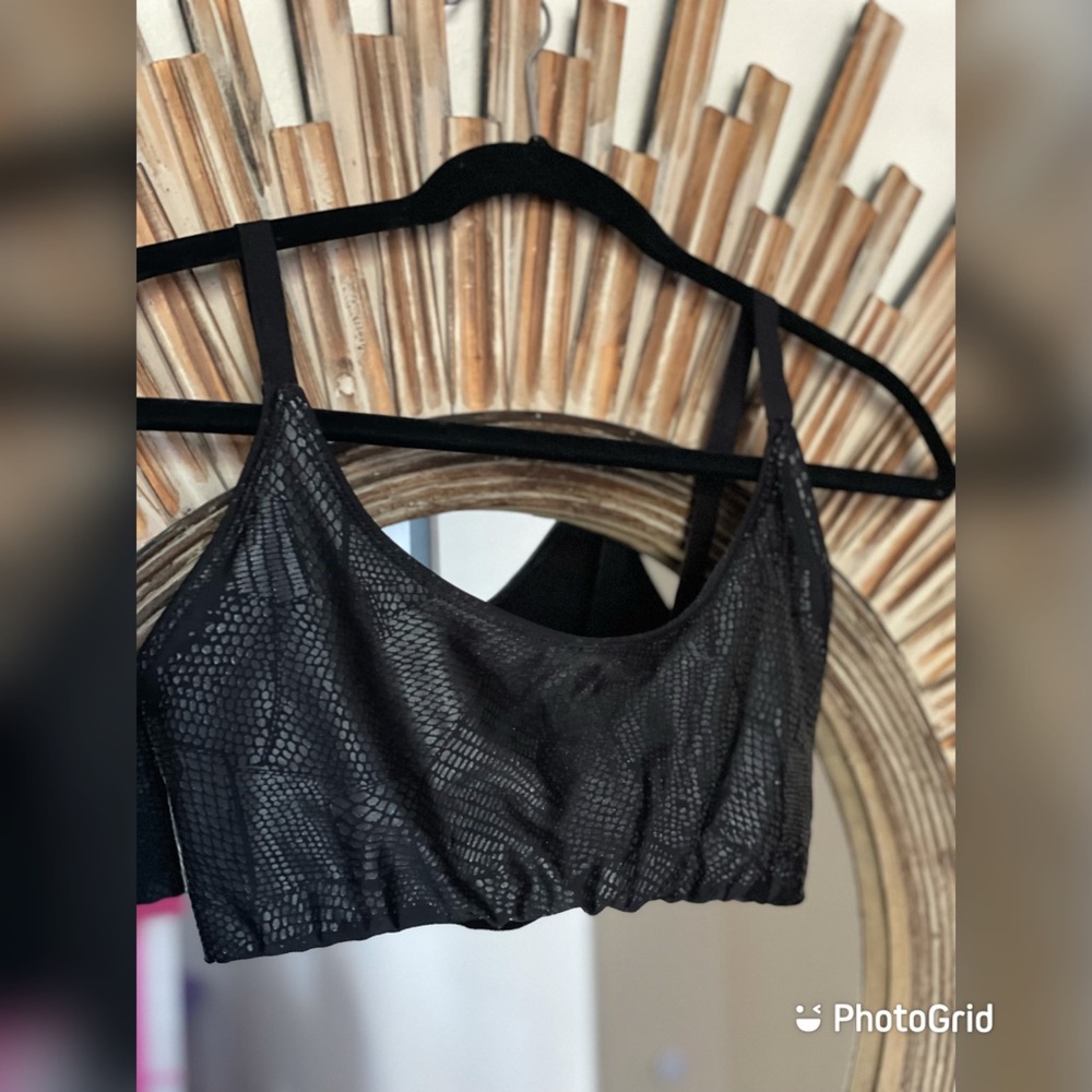 Onzie size L sports bra